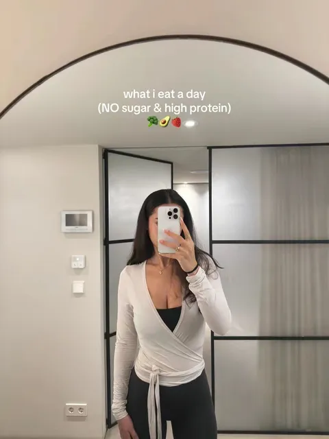 TikTok slideshow cover: what i eat a day (NO sugar & high protein)