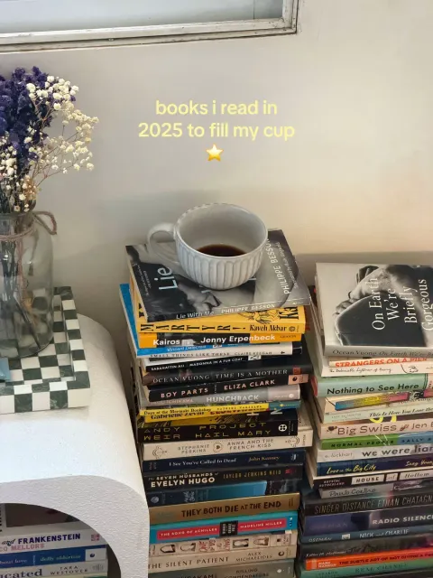 TikTok slideshow cover: Books to read in 2025