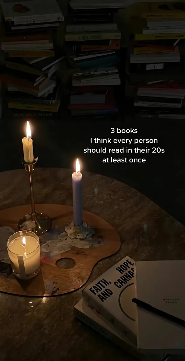 Portada del carrusel de TikTok "3 books I think every person should read in their 20s" de @thoughtcatalog