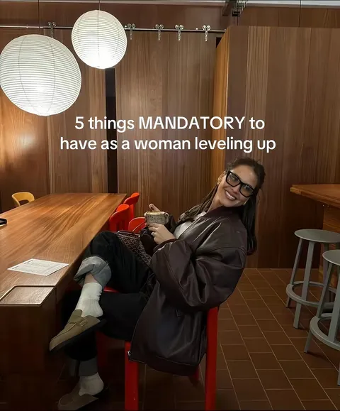 Cover der TikTok-Slideshow: 5 things MANDATORY to have as a woman leveling up