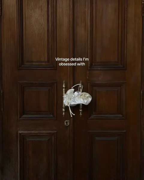TikTok slideshow cover: Vintage details I'm obsessed with