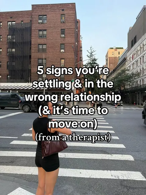 Cover der TikTok-Slideshow: 5 signs you're settling & in the wrong relationship (& it's time to move on) (from a therapist)