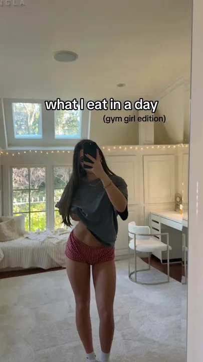 TikTok slideshow cover: what I eat in a day (gym girl edition)