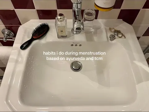 TikTok slideshow cover: Menstruation habits