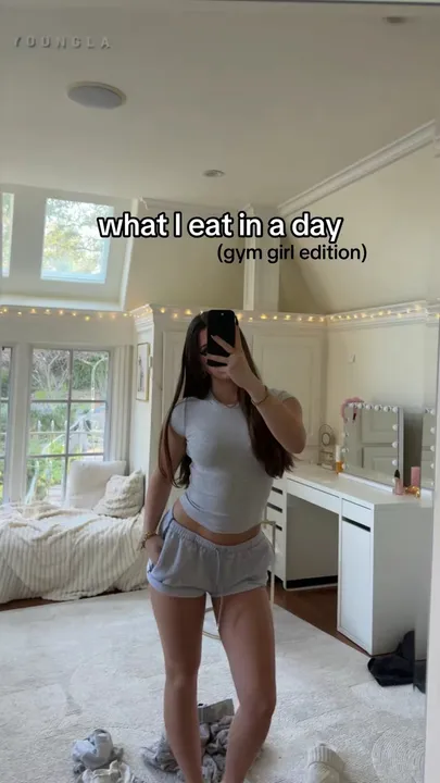 TikTok slideshow cover: What I eat in a day (gym girl edition)